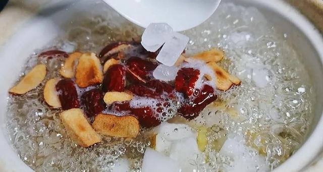 深秋已到，再忙也要给家人喝这道润肺汤，润肺去秋燥，顺利过秋天