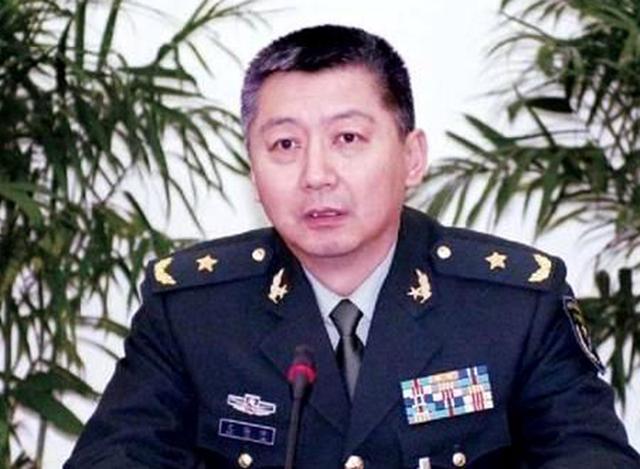 王近山落难后,为他求情的二野悍将,后来成为上将,儿子成为中将
