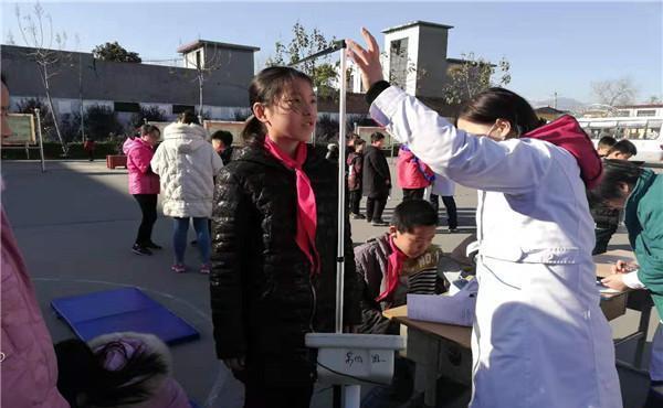 11岁女孩身高167cm，医生：2种食物是身高“增长剂”，可多吃点