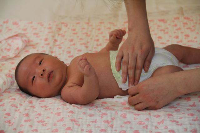 宝宝一晚上一片纸尿裤够用吗？根据月龄安排，宝宝不受罪还省钱