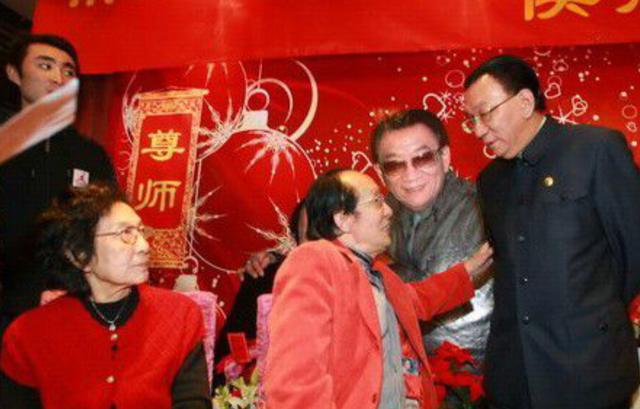 常宝华的徒弟:常宝华的葬礼上，牛群缺席侯耀华带头鼓掌，这对师兄弟有何恩怨？