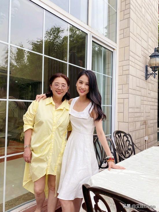黄圣依母女教师节罕同框，妈妈穿白裙桃花眼抢镜，母女模样似烙饼