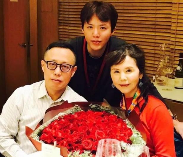 糊涂的李云迪，成功背后的“铁腕母亲”，是怎样的原生家庭？