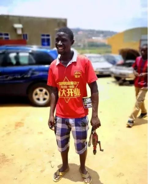 你拿着AK47的外卖小哥和非洲校友