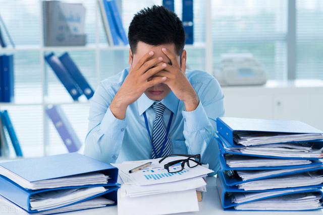 下半身怕寒、脚凉，上半身怕热，爱上火，可能是上热下寒了