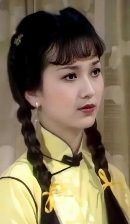 从神仙颜值，到曾志伟感慨"惨不忍睹"，是谁"毁灭"了香港小姐？