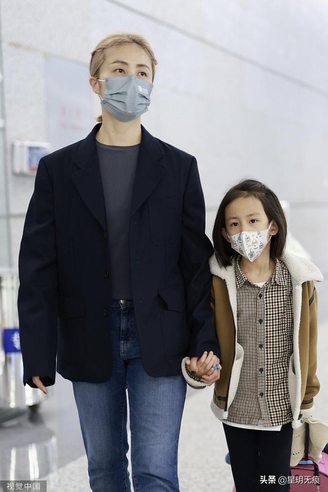 黄磊孙莉带小女儿现身机场黄少艾短发可爱乖巧长腿吸睛 全网搜