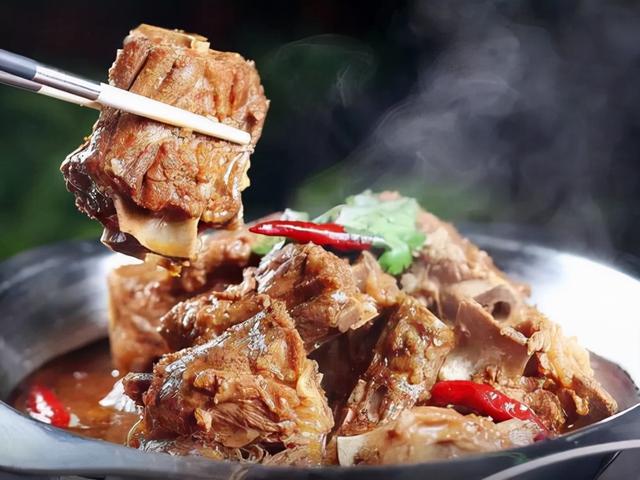 羊肉容易堵塞血管？中老年人还能吃羊肉吗？