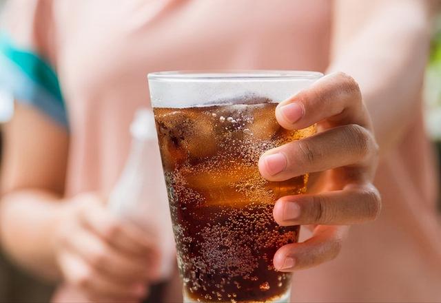 耳梦播报：特别喜欢喝饮料是一种怎样的心理？