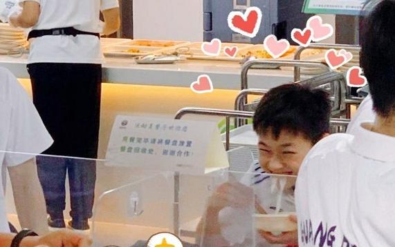 全红婵有多可爱？忘拿参赛证太迷糊，品尝西北美食，不忘装苹果