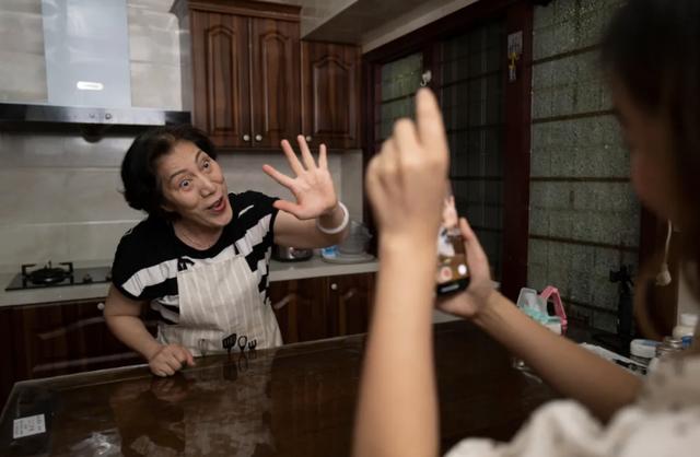 乔任梁父母首谈儿子去世经历，妈妈哭到晕倒，费时一年找清幽墓地