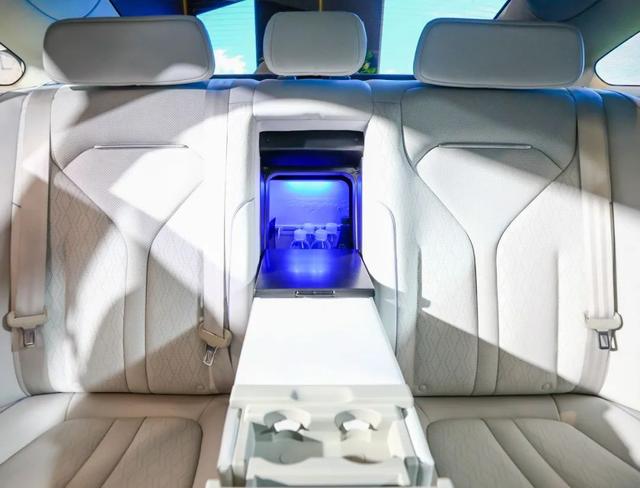 从女王副驾到移动大床房，现在的新势力一个比一个会玩