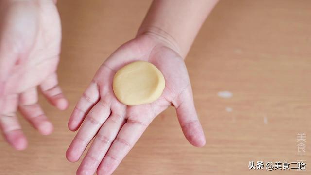 如何制作美食(比书本还详细的做月饼制作步骤)