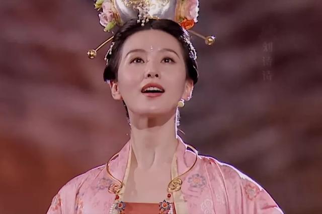 中秋晚会：周深背影好绝，撒贝宁唱歌憋笑，刘诗诗对不起这身衣服