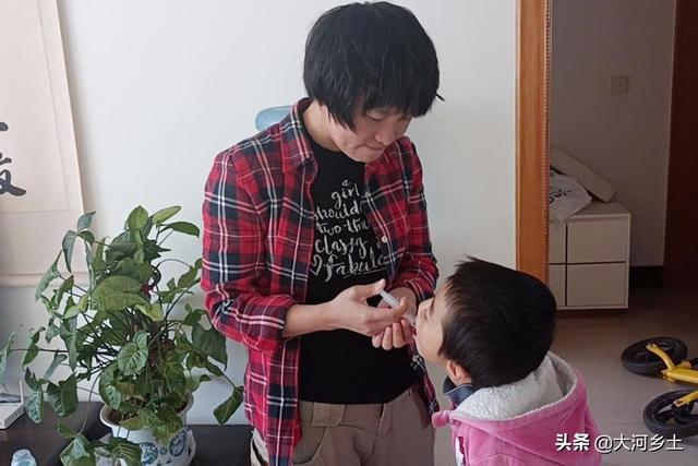 女子买菜摔倒致早产，孩子出生时仅有1.35斤，为保命经数次手术