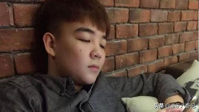 易虎臣照片:还记得变形记的易虎臣吗？家中破产四处骗钱，妹妹辍学打工