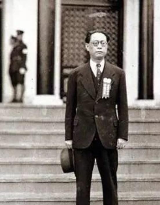 汉奸周佛海一生叛变三次，还经常寻花问柳，最终横死在老虎桥监狱