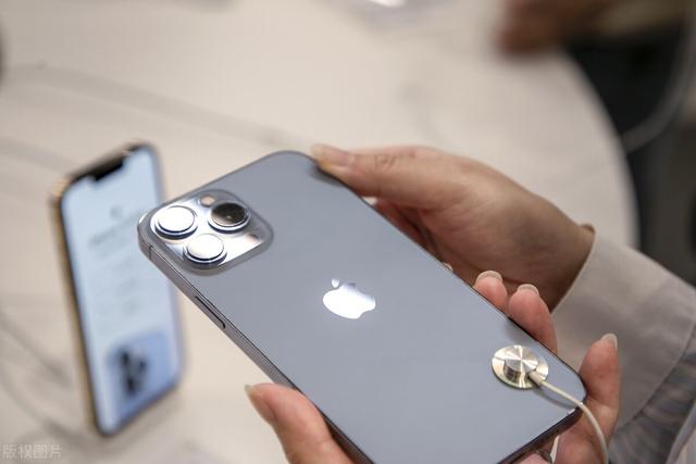 苹果打算iPhone14系列使用，潜望式摄像头？挖孔面部识别？