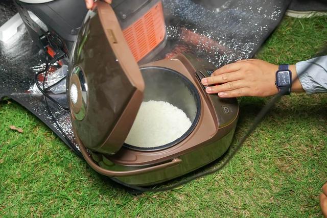 体验电霸级别的产品，让电小二太阳能户外电源2200告诉什么叫硬核