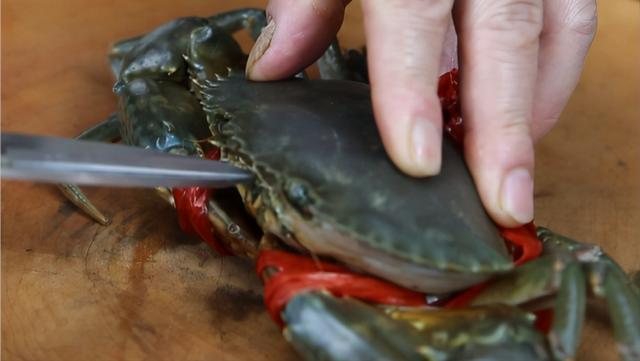 螃蟹怎么杀步骤（杀螃蟹的正确方法）