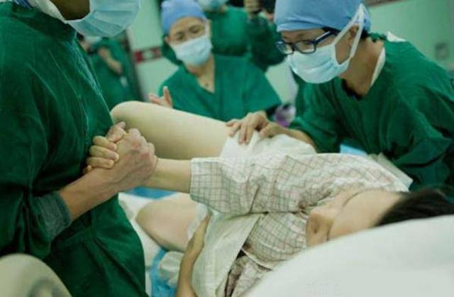 生孩子时，孕妈妈要不要把娘家人请过来？来了有几点好处要知道