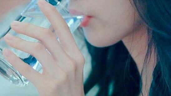 长期喝白开水与长期喝茶的人相比，谁的身体更健康？医生说出答案