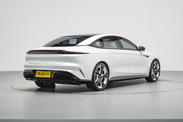 智己L7：高端中大型电动轿车，颜值和科技感都不错，约吗