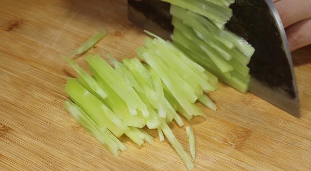 睡眠不好别愁，80岁奶奶教我土方法，一根莴笋解决问题，真厉害