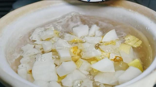 深秋已到，再忙也要给家人喝这道润肺汤，润肺去秋燥，顺利过秋天