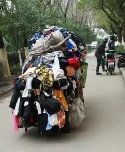 你拿着AK47的外卖小哥和非洲校友