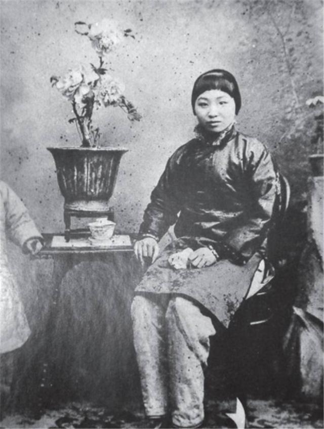 小凤仙的故事:小凤仙：祭奠会上她一袭黑纱送上挽联，却被蔡锷后人讽刺自作多情