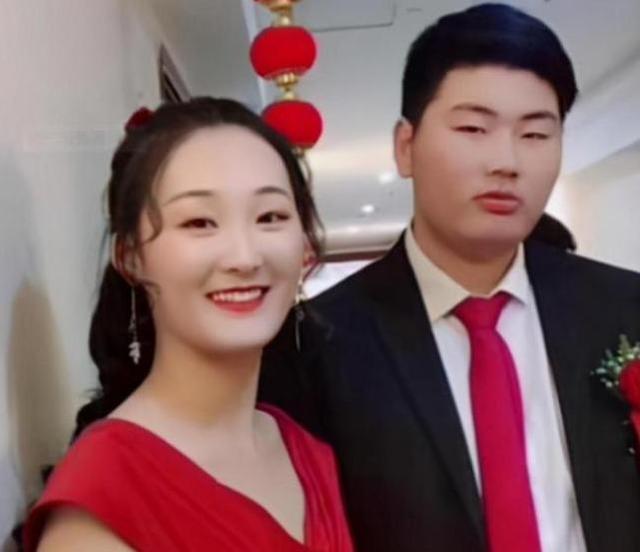 知情人曝大衣哥儿子已离婚，小伟已找新女友，女方颜值不输陈亚男