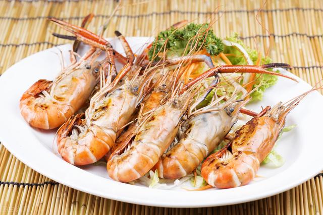 老了只吃“粗茶淡饭”？医生：50岁后多吃“3种肉”，养生