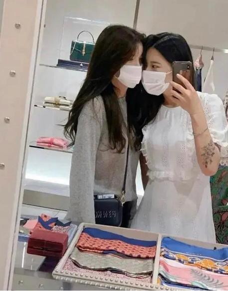 韩国女团成员出柜，发文外白晒与女友贴脸照片，肤白貌美不输明星