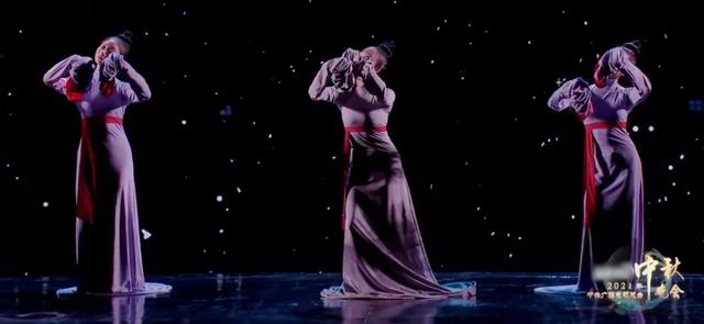 中秋晚会：周深背影好绝，撒贝宁唱歌憋笑，刘诗诗对不起这身衣服