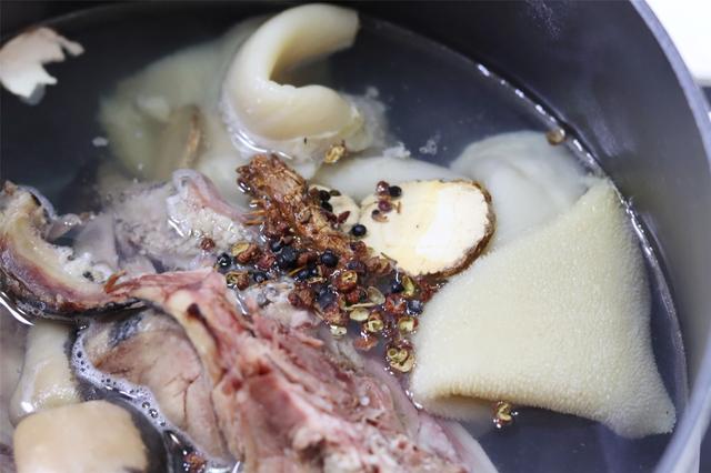 炖羊杂汤时，记住2样东西别少放，羊杂汤奶白浓郁，膻味小味道鲜