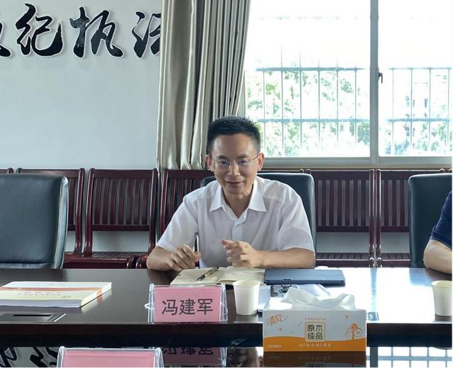 岳阳县委常委、组织部长冯建军调研指导团县委、县妇联工作