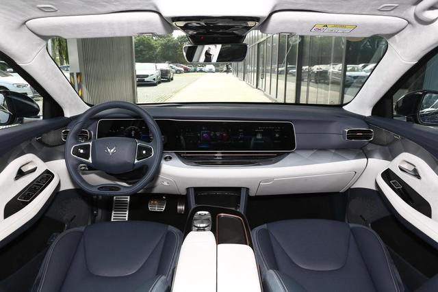 入门版续航525公里+7.7秒破百，25.19万起，极狐阿尔法S如何？