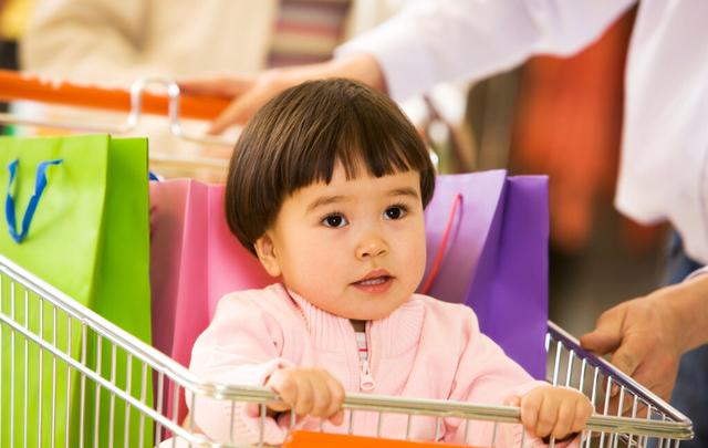 “精致穷”式养娃蔓延，你的狼狈旁人早看穿，娃受到的伤害也不小