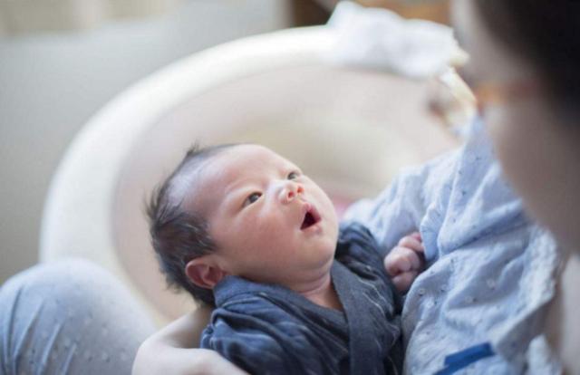 新生儿多大才可以“抱出门”？不是“百岁”，但也不能过早了