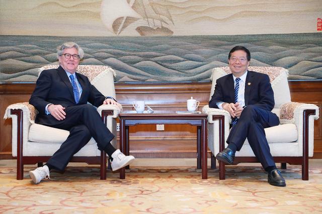 孟晚舟刚回国，美金融巨头就被曝访华六周，将向国会转告新疆见闻