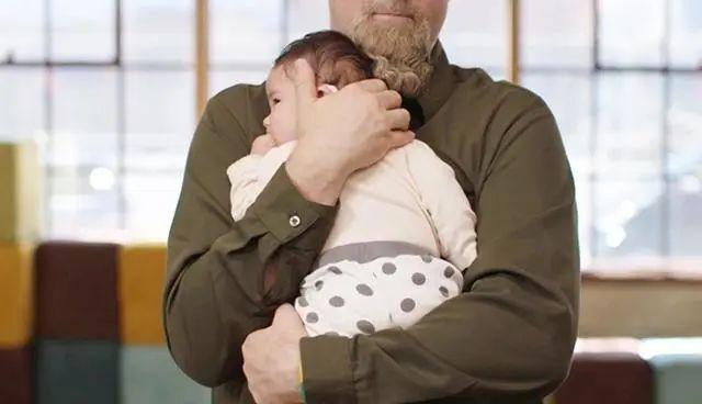 3个月内的婴儿能不能竖抱？竖抱不是问题，抱的姿势才是重点