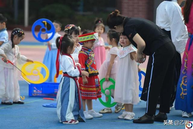 幼儿园师生穿民族服装游园，上学时彼此认不出，还有孩子哭了