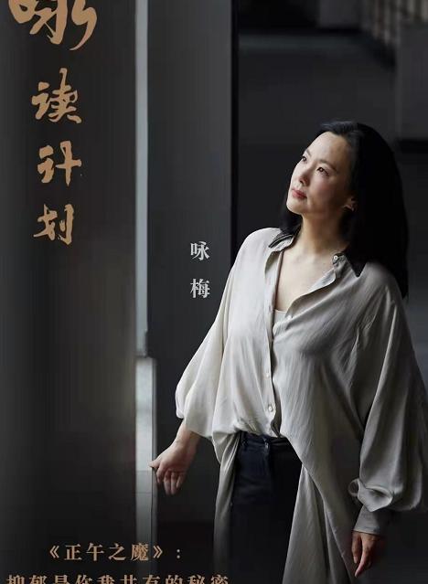 董卿咏梅世纪同框！咏梅混穿衬衫裙笑容温柔，走董卿身边气场不输