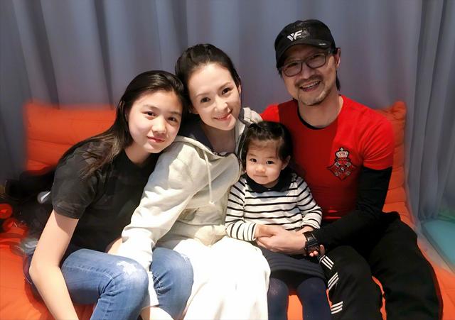 放弃撒贝宁又如何，嫁皮裤汪抚养继女，章子怡照样活成人生赢家