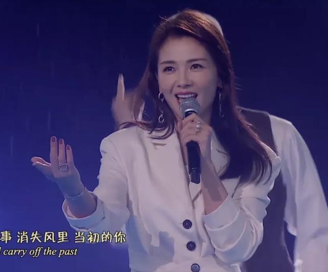 中秋晚会：周深背影好绝，撒贝宁唱歌憋笑，刘诗诗对不起这身衣服