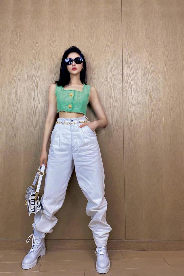 张天爱这是要女团出道吗 小香风绿色吊带露小蛮腰 性感又显腿长 太阳信息网