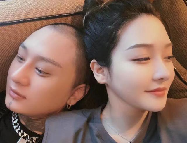 网红老方丈的媳妇小杜凤照片被线下商家滥用直播警告对方