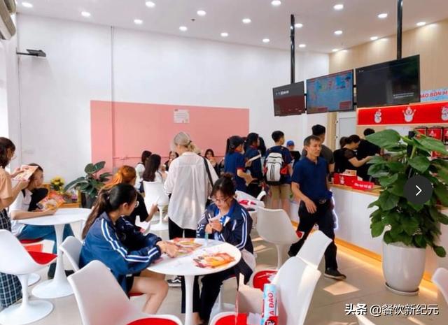 福建小伙在越南开奶茶店：早上6点顾客敲门，凌晨2点才打烊
