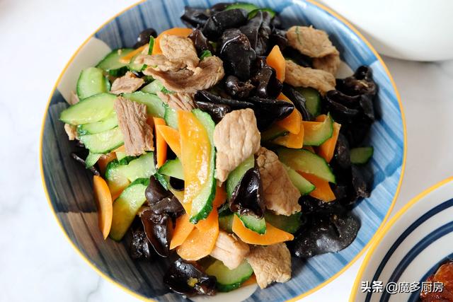 妈妈每天换着花样给孩子做饭，有荤有素营养健康，孩子爱吃身体棒